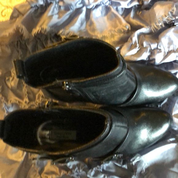 Black heeled leather-look booties - Picture 2 of 3